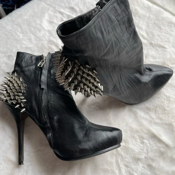 Rare spike adorned black booties size 42(11) - Picture 1 of 4